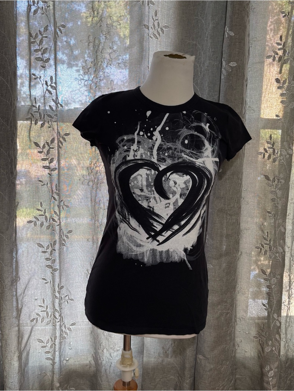 Y2K dELiA*s Black Short Sleeve Tee with White Heart Paint Graphic